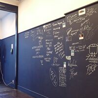 ロビーにサーファーのサインが多数あります。