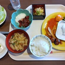 朝食（いくらとマグロの漬け）