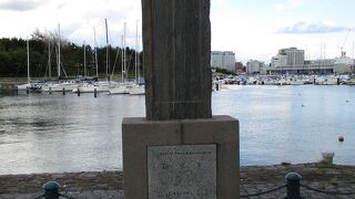 金森倉庫群を右手に見る位置に立っていました