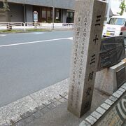 レリーフで当時の建物の様子がわかります