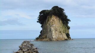 能登のシンボルのひとつ『見附島』その姿から『軍艦島』とも呼ばれています