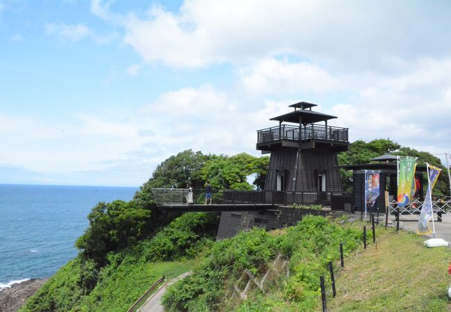 日本を代表するパワースポットの聖域の岬に突き出る有料展望台