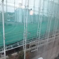 駅や線路が見えるかと思ったら、ゴルフ練習場のネットが目の前に