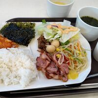 朝食はこんなセレクト。お茶碗があったら完璧だったな