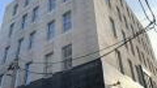 黒御影石が引き締める