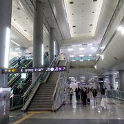 ５線が集う韓国一の乗り換えターミナル駅。９号線と空港鉄道の乗り換えは便利