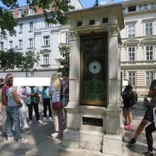 公園北端にある気象時計。市内ツアーグループも見学して行きます