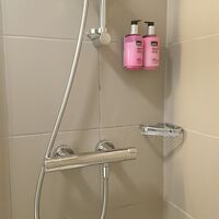 シャワールームのみだがバジェットホテルよりも断然快適でした。