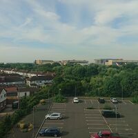 ホテル裏の左手側には住宅地。スーバーやレストランも有って便利