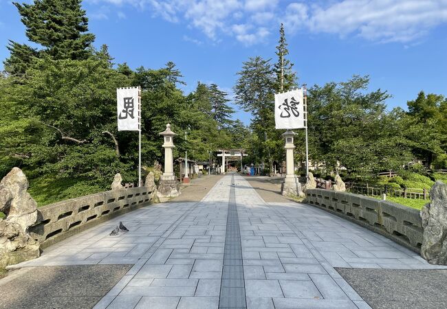 松が岬公園の濠に架かる石橋