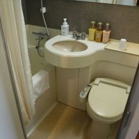 狭いし、便座が年代物ですが、きれいです