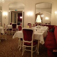 えんじ色と白を基調とした上品なレストランです