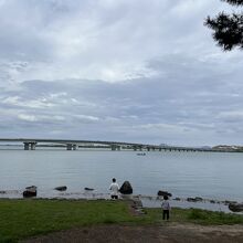 びわ湖にかかる近江大橋を眺める