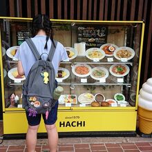 朝食会場はハチ。宿泊客以外にも普通に利用できます。