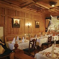 グルメレストラン『作家の間』に文人の肖像画が