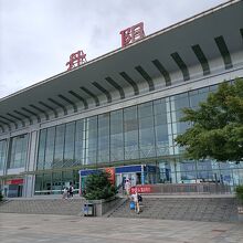 駅の外観は立派なのですが、構内の施設はとても貧相でした。