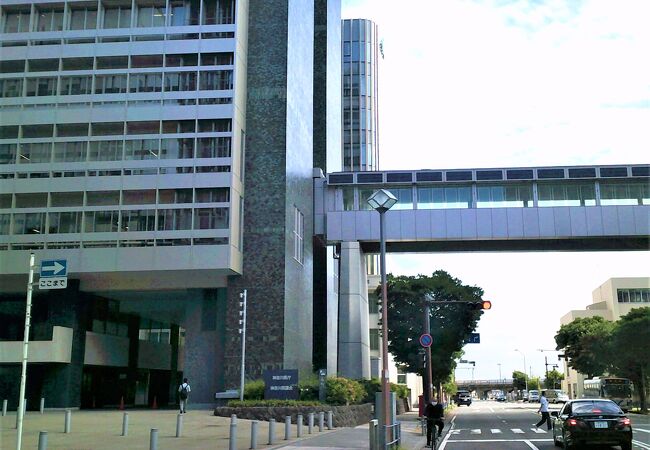 神奈川県庁舎の本庁舎と<新庁舎>を跨道橋で