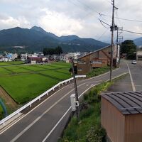 ２階の客室から、右端はJR石打駅舎です