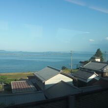 サンダ－バ－ド車窓から、ここが琵琶湖が一番近いスポット