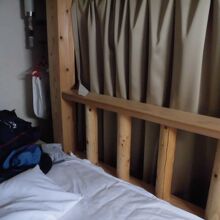 二段ベッドの上のベッド。カーテンありです。