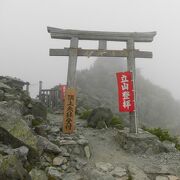 山頂部は岩山です。