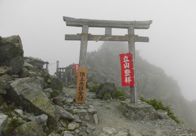 山頂部は岩山です。