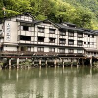 庄川沿いに建つ秘境の一軒宿