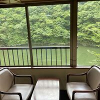 窓の下には庄川