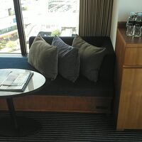 ソファーにコーヒーマシーン