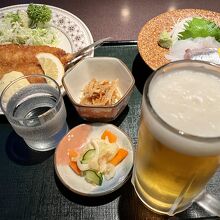 夕食。メインは大きなアジフライ、お刺身もありました