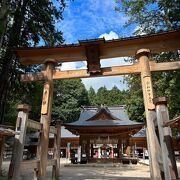 立派な拝殿から奥穂高岳の神に祈る