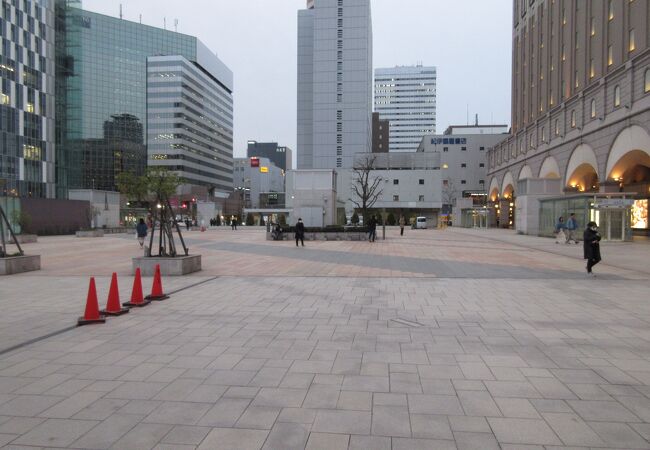 まさしく、駅前の広場