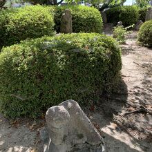多宝塔前の庭園　いろいろなポーズの石像がいっぱい