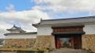 資料館は模擬復興の城門内