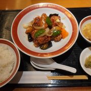 雰囲気としてはかつてのデパートの大食堂を彷彿とさせるもの