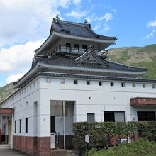 中世の山城だった和田城跡に立っています