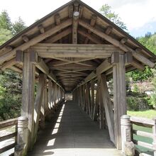 御幸橋を渡って三嶋神社に行けます