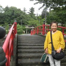 正面に玉作湯神社の鳥居が入っています