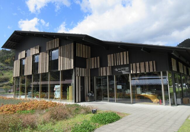 隈研吾氏の建築で、梼原産の木材がふんだんに使われています