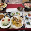 食事はまあまあ美味い(^o^)温泉も良い(^^)建物はちょっと古い(^_^;)