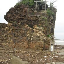 鳥居と祠がある「弁天島」です