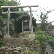 島の鳥居と祠です