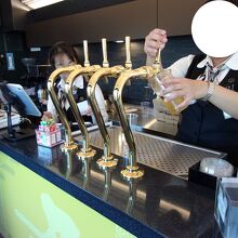 こんな感じでビールが注がれます。