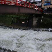 赤い欄干の風情ある橋