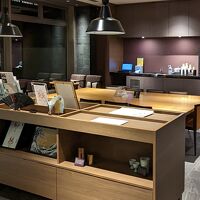 大きなテーブルの脇に、無料コーヒーと、観光地図があります