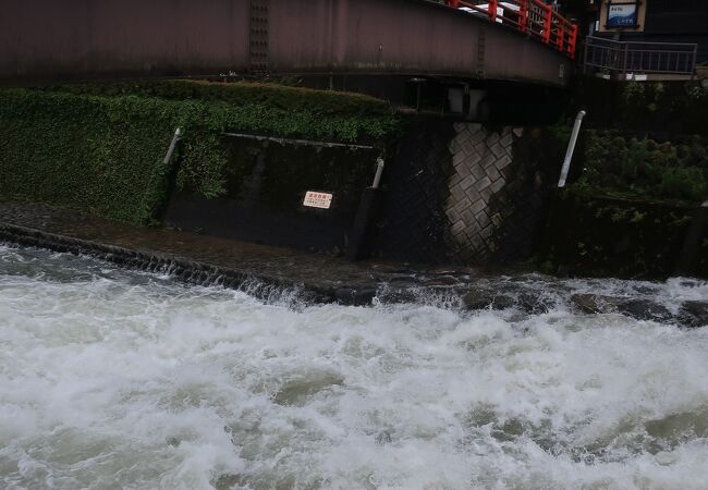 赤い欄干の風情ある橋