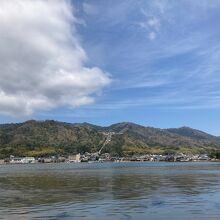 海の向こうに傘松公園です。