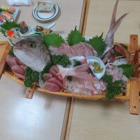 自分で釣った魚も入った船盛。３人前でこの量；