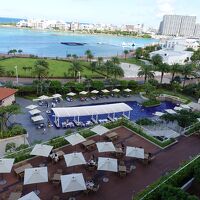 眼下には朝食会場が見えます