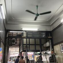 店内は奥行きがあり、天井が高かったです。